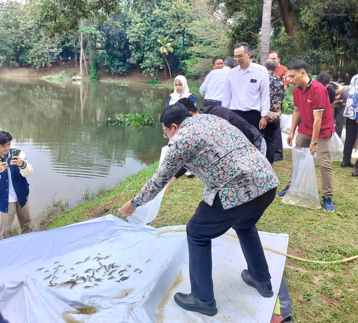 Menghadiri Acara Dies Natalis 75 Tahun ISTN. Dilanjutkan dengan kegiatan penanaman pohon Alpukat Cempedak dan Pelepasan benih ikan sebanyak 5000 ekor di lahan dan danau ISTN.